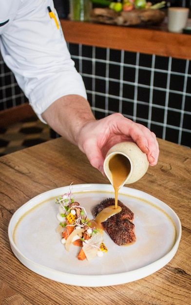 Kucharz przygotowujący danie